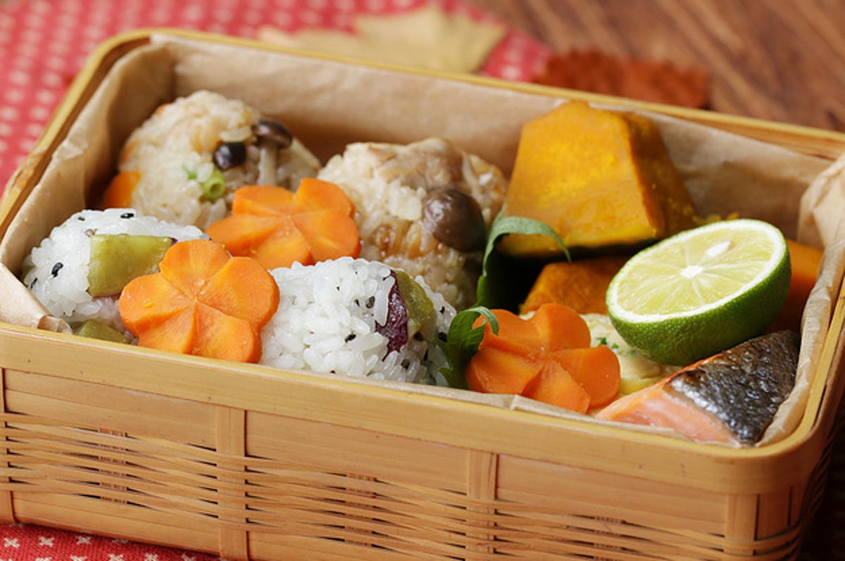 秋の行楽弁当に 2種の炊き込みご飯おにぎり