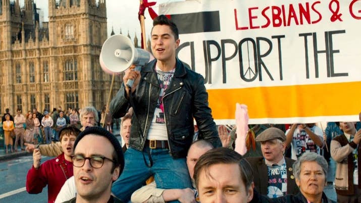 De qué va: Basada en una historia real, la película narra las andanzas de un grupo de lesbianas y gais que prestan su apoyo a la huelga de mineros llevada a cabo en Gales en 1984.«Es una hermosa película sobre cómo la comunidad LGBT en Londres ayudo a recaudar fondos para la huelga de mineros de 1984. Sincera y emocionante, sobre todo si consideramos que esto tuvo lugar cuando la comunidad LGBT atravesaba su peor crisis debido al SIDA». – d463fa89e2