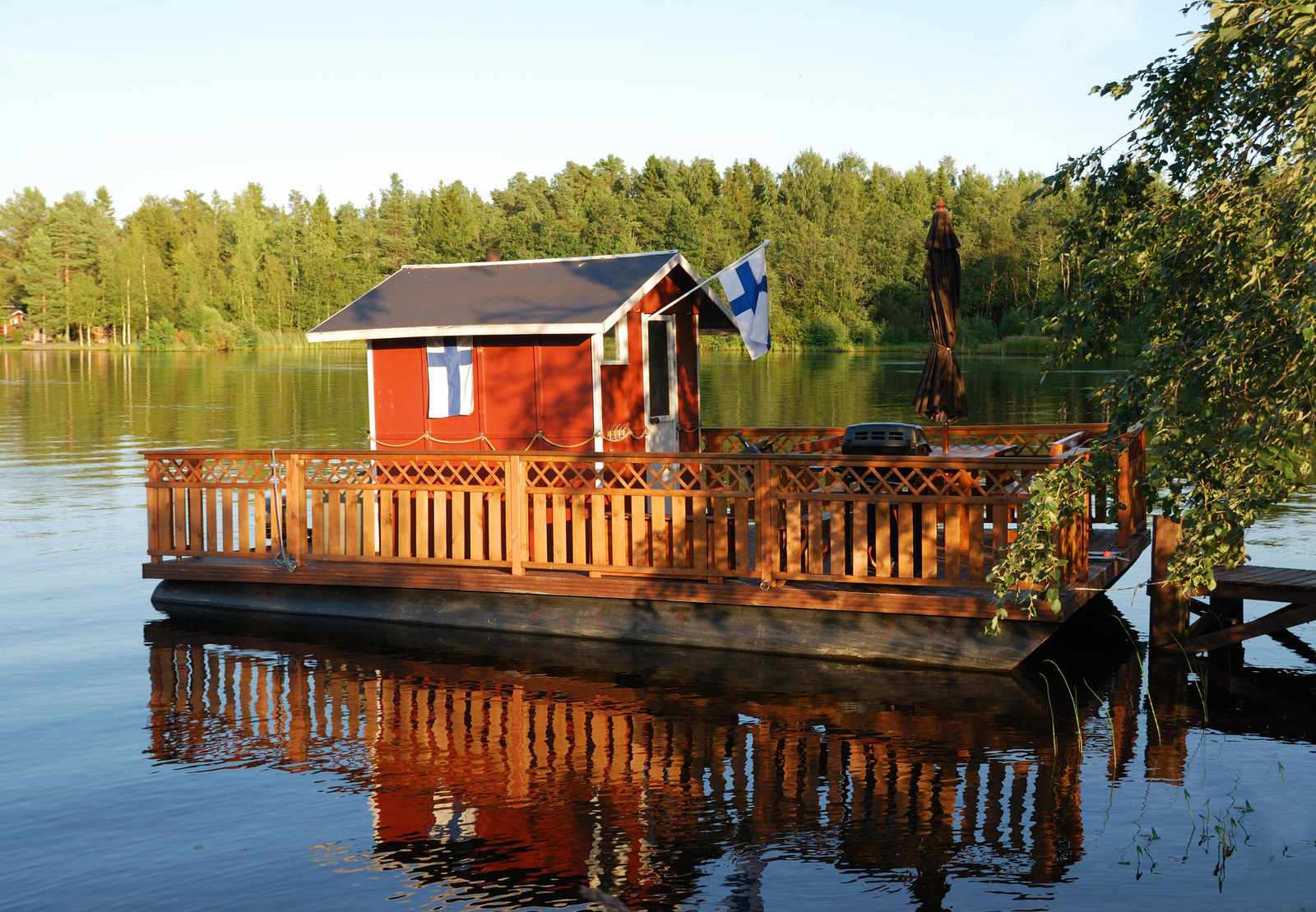 Снять баню на берегу озера. Озера сауна Хельсинки. Финляндия сауна на озере. Финские бани на берегу озера. Баня на берегу озера Финляндия.