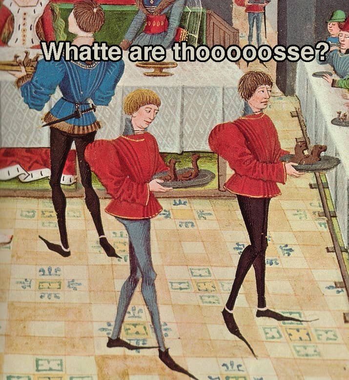 A partir de la década de 1330 en adelante, los hombres consideraban los zapatos alargados en los dedos como lo mejor de la moda y para finales del siglo XIV, la parte de los dedos era tan larga que tenían que reforzarla con hueso de ballena. Los hombres vestían túnicas muy cortas tipo corsé que también exhibían los "bienes" de los que los usaban. demasiado largo, no lo leí; Inglaterra pronto se convirtió en un país lleno de David Bowies en la época de Laberinto con zapatos de payaso.