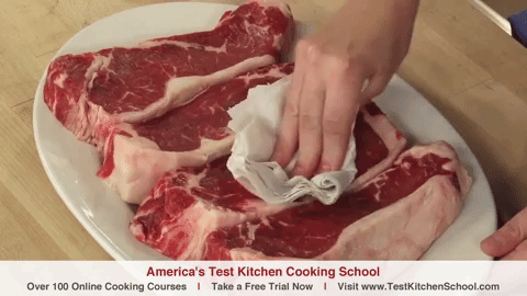 "Trockne deine Steaks immer ab, bevor du sie anbrätst, um diese knusprige Haut zu bekommen und die Flüssigkeit einzuschließen." ―cattibriepSieh dir hier an, wie es gemacht wird.