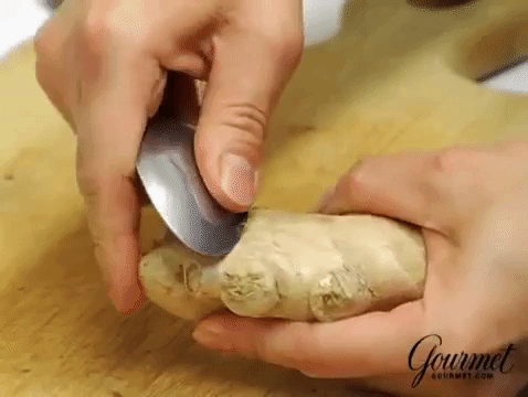 "Schäle Ingwer mit einem Teelöffel." ―c4a49bd1bfReibe ihn einfach über die Oberfläche, um die Schale zu entfernen. So verlierst du nicht zu viel Fruchtfleisch. Schau dir hier an, wie es gemacht wird.
