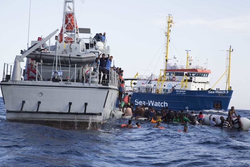 O barco pertence à ONG alemã Sea-Watch, que opera outras duas embarcações de resgate no Mediterrâneo.