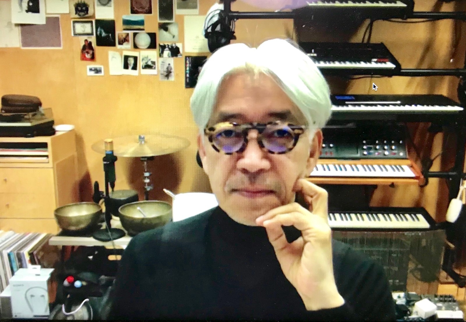 Skypeでの取材に応じる坂本龍一さん