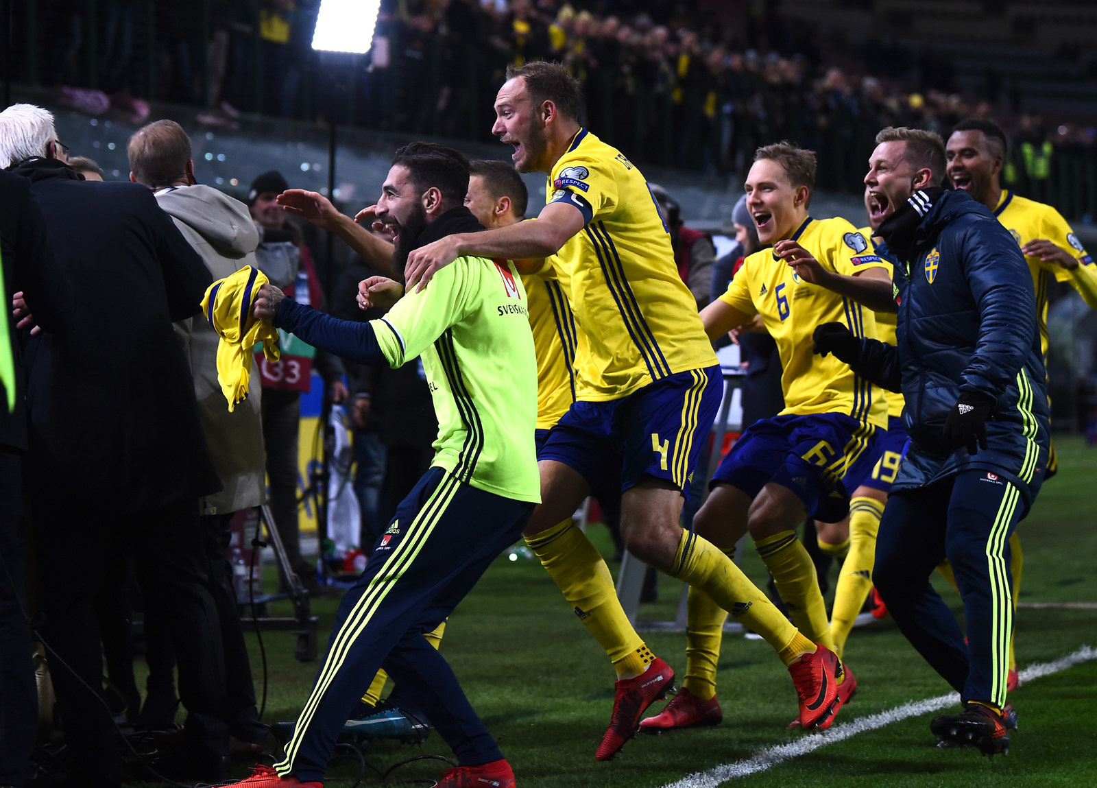 イタリア破りw杯出場のスウェーデン代表 嬉しさのあまりテレビ中継セットを破壊