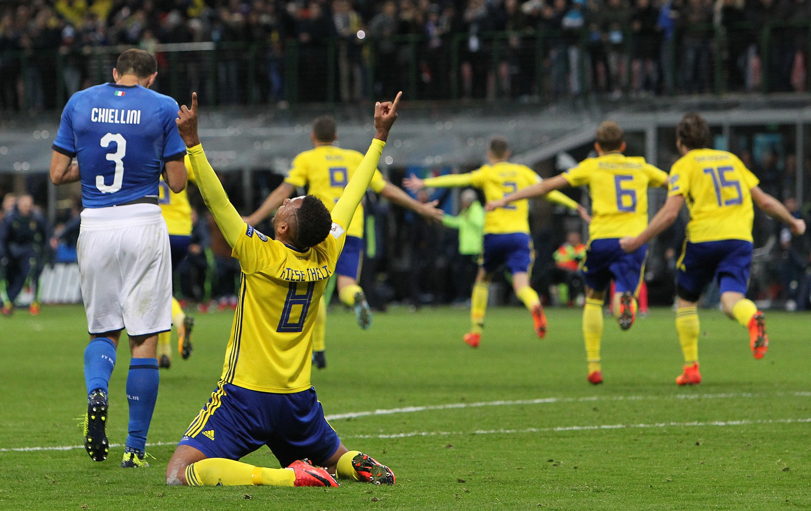 イタリア破りw杯出場のスウェーデン代表 嬉しさのあまりテレビ中継セットを破壊