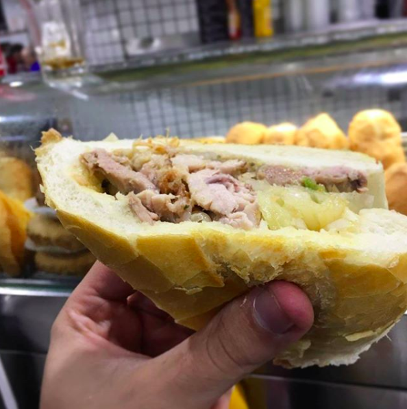 O pão é "francês", mas o recheio é 100% boteco brasileiro.