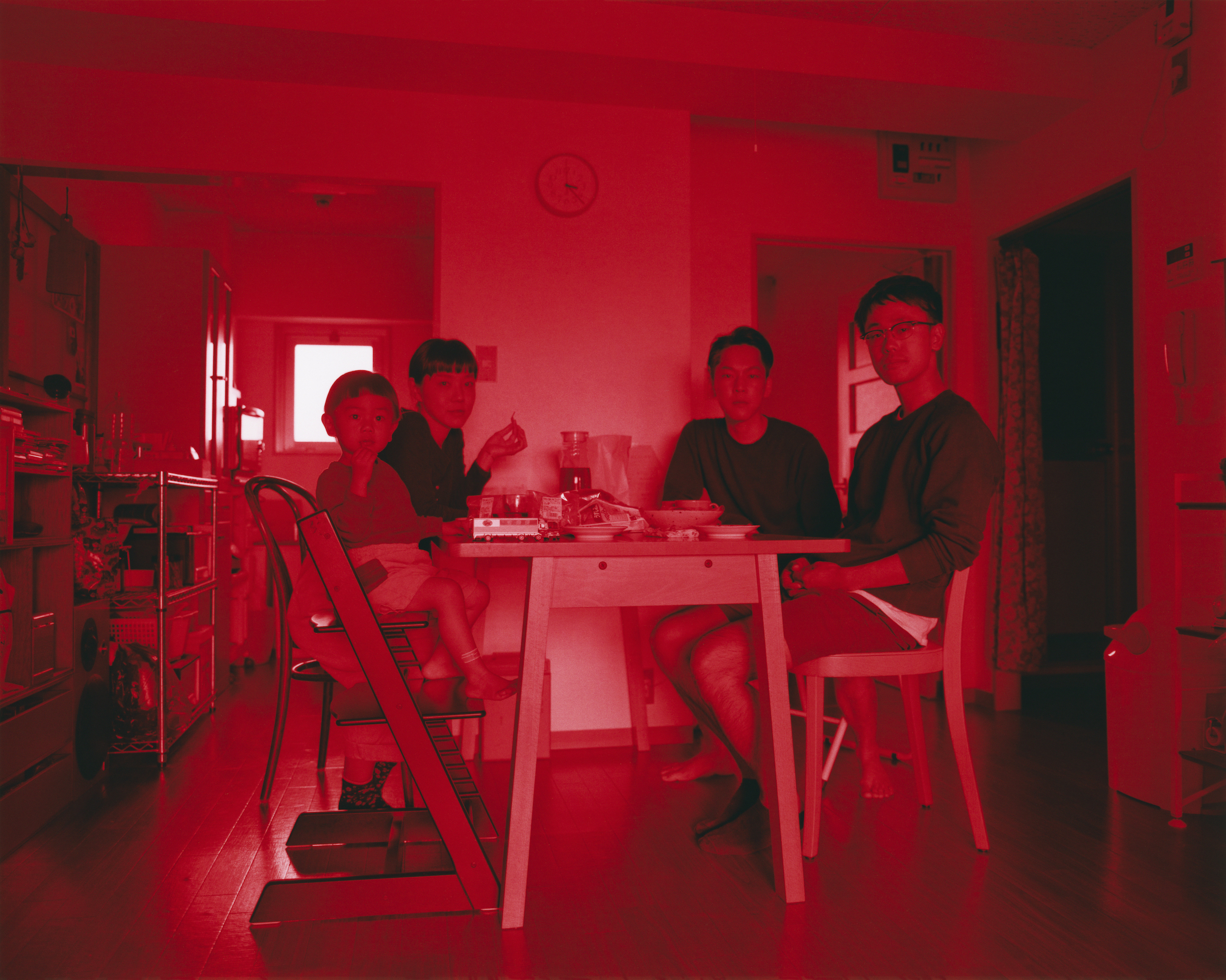 この「真っ赤な家族写真」を見て、あなたは何を思いますか？