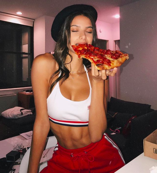 We really need to talk about the way Bruna Lirio is murdering this pizza tho, guys.