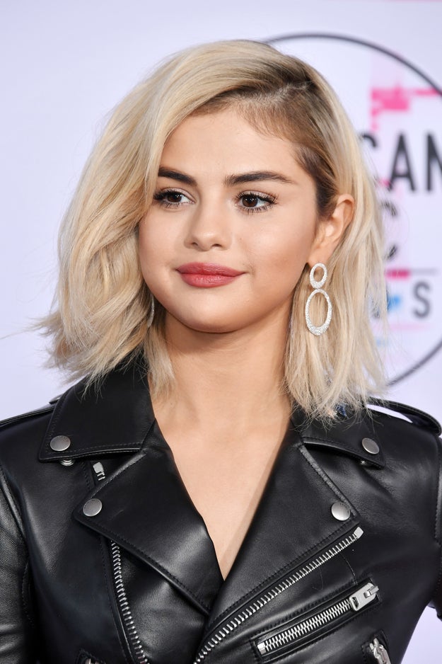 Well, that was the case until she hit the red carpet for the American Music Awards with... SHORT BLONDE HAIR?!