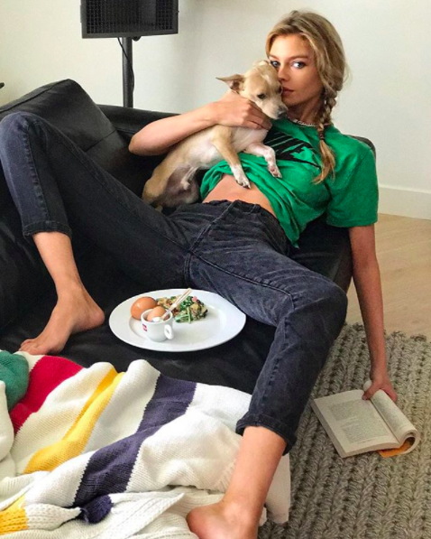 Get out your pens for an important lesson on multitasking, brought to you by Stella Maxwell.