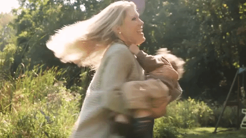 "Ela me ensinou como ser mãe. Minha filha nasceu 10 meses depois que minha mãe faleceu. Sempre que não tenho certeza sobre algo ou que duvido de mim mesma, eu penso "o que a mamãe faria?". Até agora tudo está indo bem". – amyw406029465
