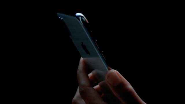1:うっとりするほど美しいボディ(しかも片手におさまる)2:顔面認証「Face ID」が神3:ホームボタンがない。でも、意外と楽ですぐ慣れる4:自撮りのクオリティが上がるカメラ