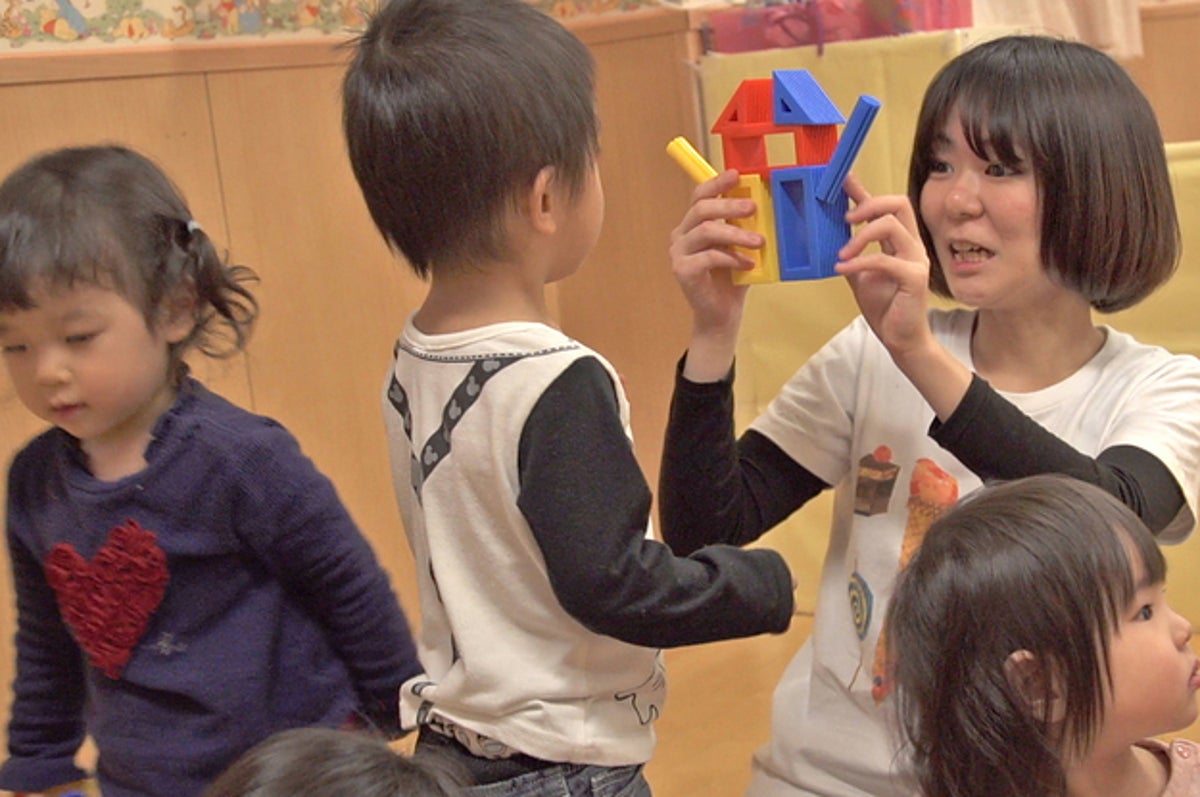 深夜の保育園 親の迎えを待つ子どもたちは 何をしているのか