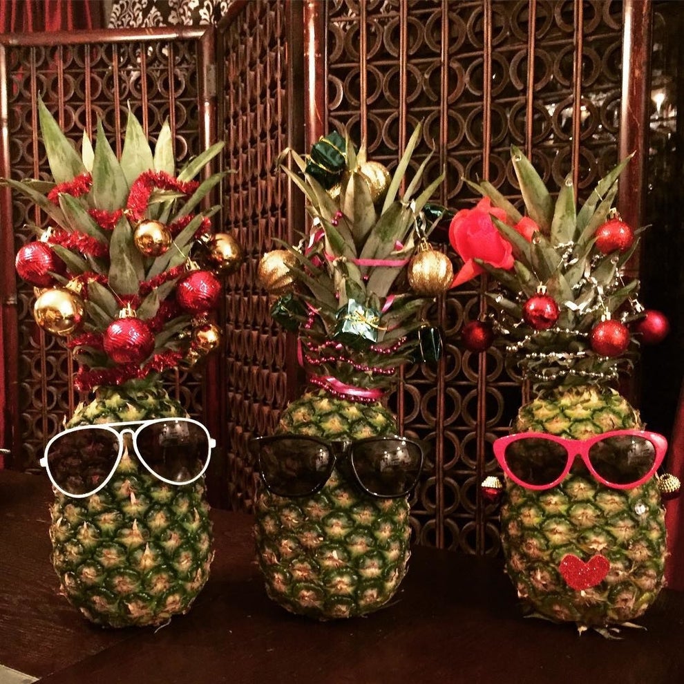 La gente está decorando piñas como arbolitos de Navidad y, honestamente ...