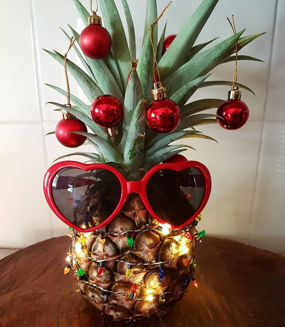 La gente está decorando piñas como arbolitos de Navidad y, honestamente ...