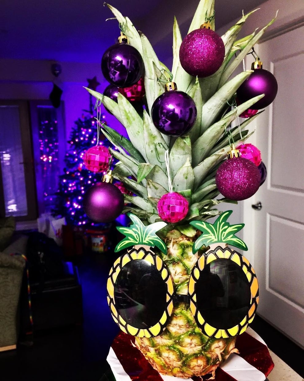 La gente está decorando piñas como arbolitos de Navidad y, honestamente ...