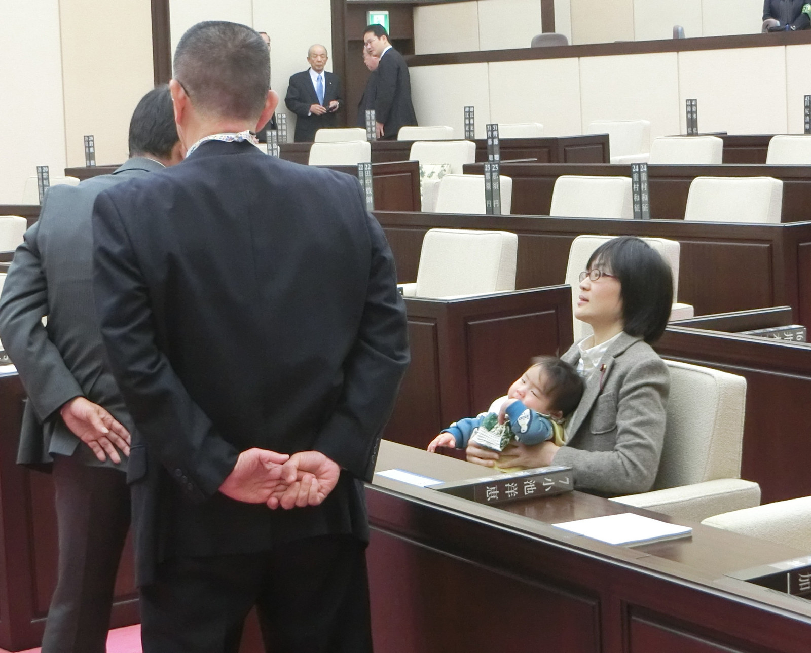 赤ちゃん連れの議員に処分を検討する熊本市議会の前にこの幸せそうな議会を見て！