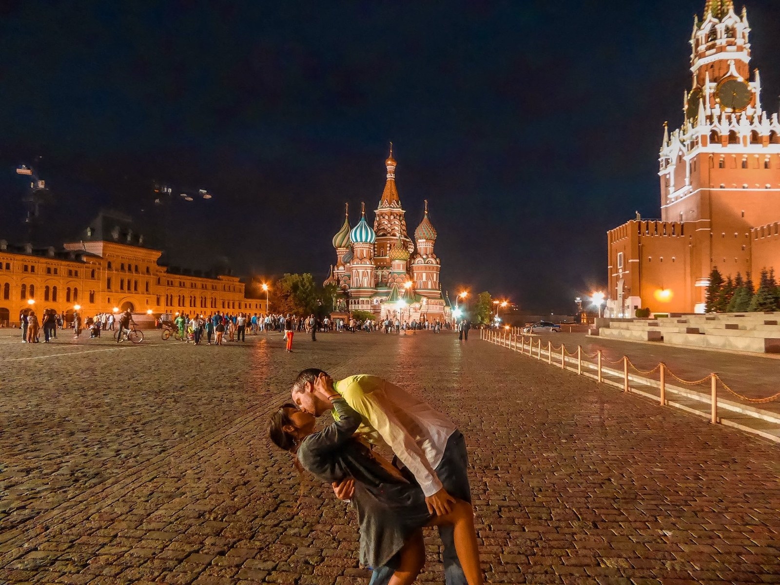 Девушка на красной площади в Москве