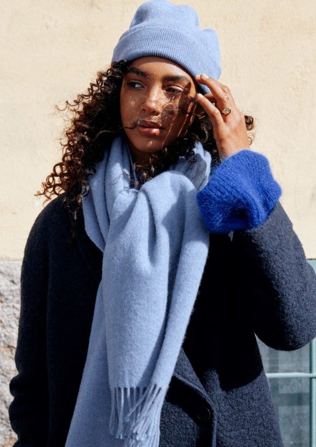 A warm and voluminous wool scarf to chase away the winter blues.