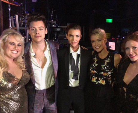 Harry Styles and the Pitch Perfect ladies gathered 'round for a quick snap: