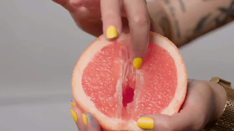 Eine durchschnittliche Vagina ist etwa sieben bis zehn Zentimeter tief, beim Sex kann sie sich aber aufs Doppelt ausweiten. Das ist teilweise auf einen Prozess zurückzuführen, der abläuft, wenn du erregt bist. "Wenn Frauen erregt sind, ist die Muskulatur im Körper stärker angespannt, diese Anspannung zieht die Gebärmutter nach oben, was der Vagina in der Länge mehr Platz verschafft." – Dr Debby Herbenick, außerordentliche Professorin an der Universität von Indiana und Autorin von The Coregasm Workout