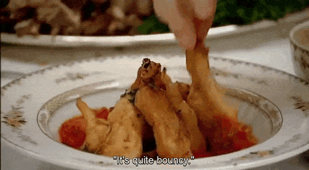 貪欲な一方で不思議と倹約的でもあったビクトリア時代では、無駄になるものは何もありませんでした。夕食のために子牛の頭丸ごとが茹でられ、その小さな脳みそは、バターソースに浮かぶピンクの塊という副菜にされました。子牛の耳はそぎ落とされ、茹で、揚げられました。『羊たちの沈黙』に出てくる家のディナーのようであったに違いありません。