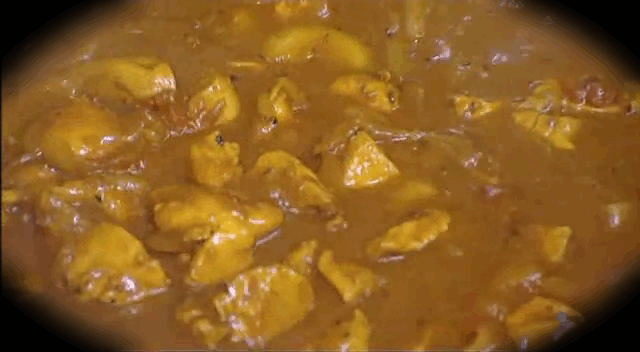 彼女は香辛料のきいたものはすべて嫌いだったと伝えられていますが、まるでインドの女王のように、カレーがいつでも食べられるようにすることを命じました。万が一、「東洋人の訪問客」が立ち寄った時に備えてです。でも、カレーはそれほど美味しくはありませんでした。レシピでは、材料を調理してしまってから、最後にカレー粉を加えることになっていました。ですから、カレーは涙が出るほど香辛料がきいていて粉だらけでした。