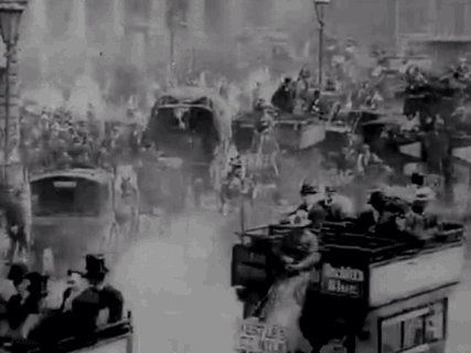 1891年に書かれた文章で、Harbertonさんは、ロンドンの街を少し歩いている間に、彼女の長い婦人服に、吸い殻2つ、タバコ9本、ポークパイ、つまようじ4本、ヘアピン2本、猫の肉1切れ、半分になった靴底、噛みタバコ1つ（噛んだあと）、ストロー、泥、紙切れ、様々な街路のごみ（うんち）が付いていたと報告しています。