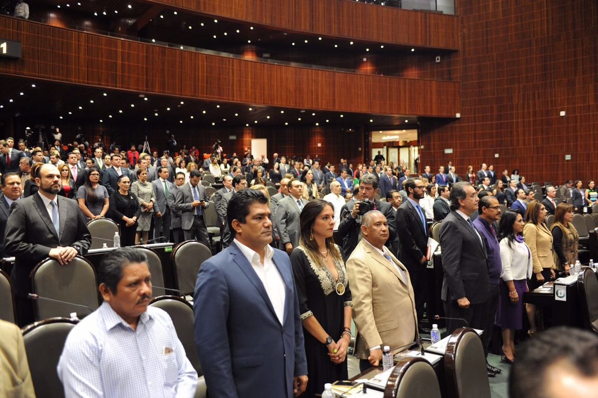 Telcel es considerado el agente económico preponderante, pues concentra más del 65% del mercado. La reforma aprobada en el 2014 establece que las empresas rivales sí podrán cobrar, tarifas por interconexión.