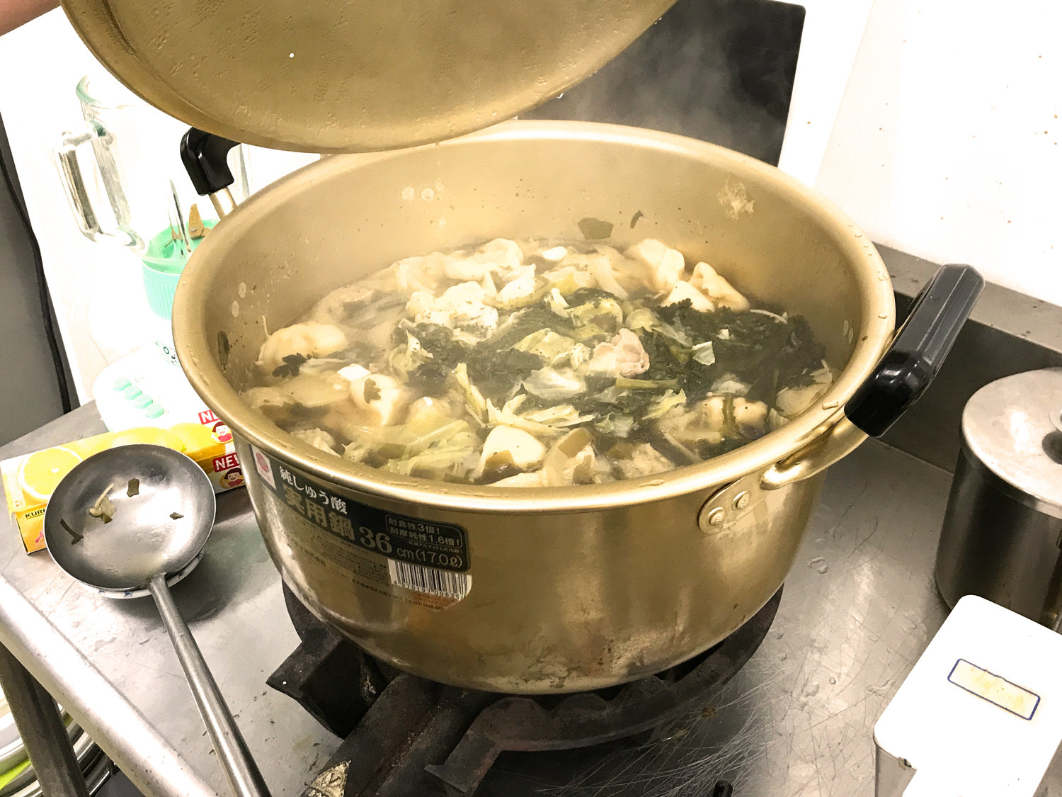 大きな鍋で作るちゃんこ