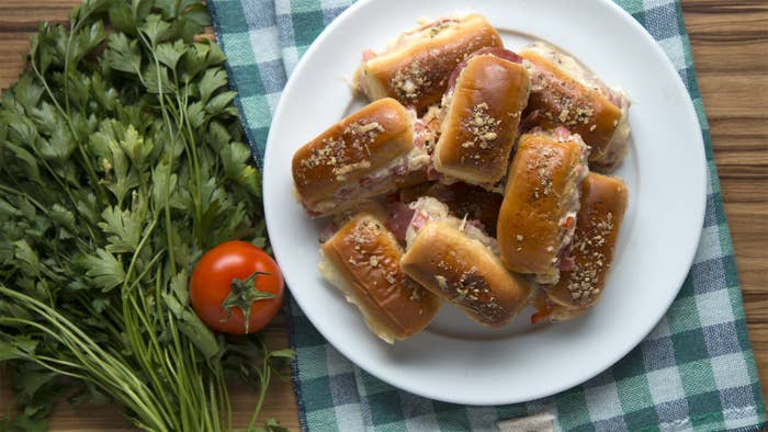Salame + muçarela + tomates + requeijão + bisnaguinhas e apenas 15 minutos de forno te separam de um momento de paz e delícia na vida. Veja a receita completa aqui.