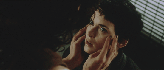 200 años adespués de la entrega anterior de Alien, la mercenaria Winona descubre que la Ripley Sigourney Weaver está todavía viva y se ha hibridado con la reina "Alien" y dado a luz a un xenomorfo recién nacido.Por qué te gustará: monstruos grandes y asquerosos goteando. (Vale, Aliens).