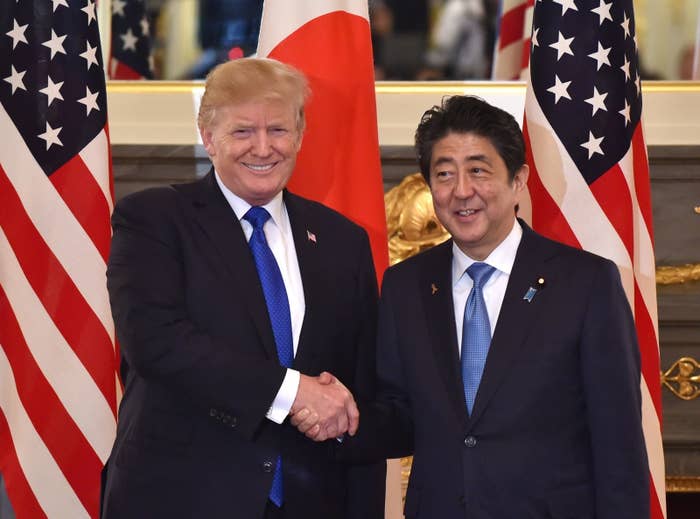 コイに餌をやるトランプ大統領の 違う そうじゃないw 感がすごい でも実は
