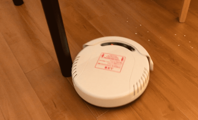 家具の下までちゃんと掃除してくれます。