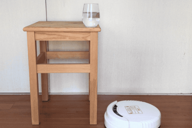 壁や家具にぶつかると方向転換します。また、クリーナー本体の前方にはバンパーがついているので、家具などを傷つけにくくなっています。