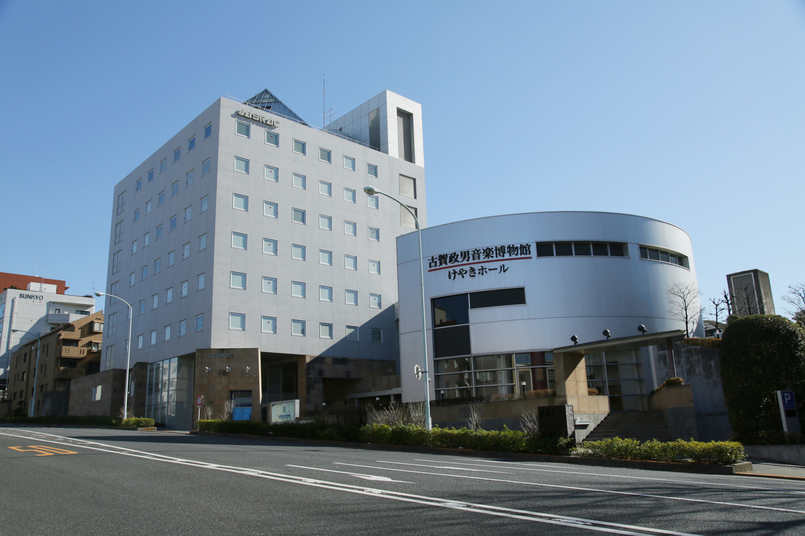 JASRACの本部(左)と古賀政男音楽博物館=東京都渋谷区