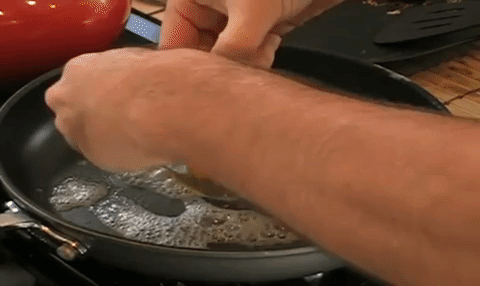 Pergunta: "Como fazer ovos fritos sem quebrar a gema?" ―kristyr4666a9b43Resposta: Uma forma de fritar os ovos sem o risco de quebrar suas gemas (ou deixar as claras mal cozidas) é cozinhando-os com vapor. É só aquecer seu óleo em uma panela quente, colocar seus ovos ~frios~ (gemas frias são menos propensas a quebrar) e algumas gotas de água, imediatamente cobrindo com uma tampa para prender o vapor. A parte externa da gema de ovo vai cozinhar lentamente (impedindo que estoure), enquanto o interior permanece bom e mole.Veja um guia detalhado para cozinhar com vapor aqui.