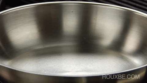 Pergunta: "Muitas receitas dizem para aquecer o óleo até que ele brilhe ― mas o que isso significa? Como é um óleo que brilha?" ―ecmsquaredResposta: Aquecer o óleo até que ele brilhe é apenas um jeito chique de dizer "até que esteja quente" (mas não quente demais). "O óleo se espalha, começa a brilhar e a ondular", diz Stock. O óleo precisa estar quente, mas não pode soltar fumaça. Uma maneira de testar sua panela antes de colocar o óleo é colocando algumas gotas de água. A água deve se mover pela panela e então evaporar, não apenas chiar em um só lugar. Se sua água se mover pela panela como se estivesse dançando, sua panela está quente o suficiente e pronta para o óleo. Leia mais sobre o teste com água aqui.