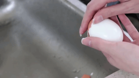 Pergunta: "Como fazer um ovo pochê? Não importa o que eu faça, nunca dá certo." ―kcas15Resposta: Fazer um ovo pochê pode ser complicado ― mas é só uma questão de cozinhá-los pela quantidade certa de tempo e então imediatamente interromper o processo de cozimento. Leve uma panela de água para ferver rapidamente e acrescente ovos *gelados* (assegure-se de usá-los diretamente da geladeira), cozinhe por seis a sete minutos e então imediatamente os transfira para um banho gelado. Descasque-os imediatamente e você sempre terá ovos pochês perfeitos.Veja as instruções completas aqui.