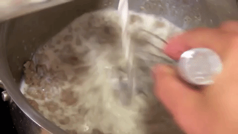 Pergunta: "Como fazer meu molho de salsicha sem caroço?" ―davidc4cb960550Resposta: Sempre que você colocar líquido em um roux, você deve fazer isso lentamente. Se você colocar tudo de uma vez, o roux não vai se dissolver e os caroços vão se formar. Isso pode acontecer ao fazer molho branco, alfredo, molho de salsicha ― qualquer coisa que é engrossada com um roux. O segredo é ir devagar, acrescente só um pouco de líquido quente por vez e bata até ficar homogêneo. "É importante que o líquido que você acrescentar ao seu roux esteja quente", explica Stock, "se você acrescentar um líquido frio a um roux quente, você acabará com caroços de farinha não dissolvida."Veja como fazer isso aqui.