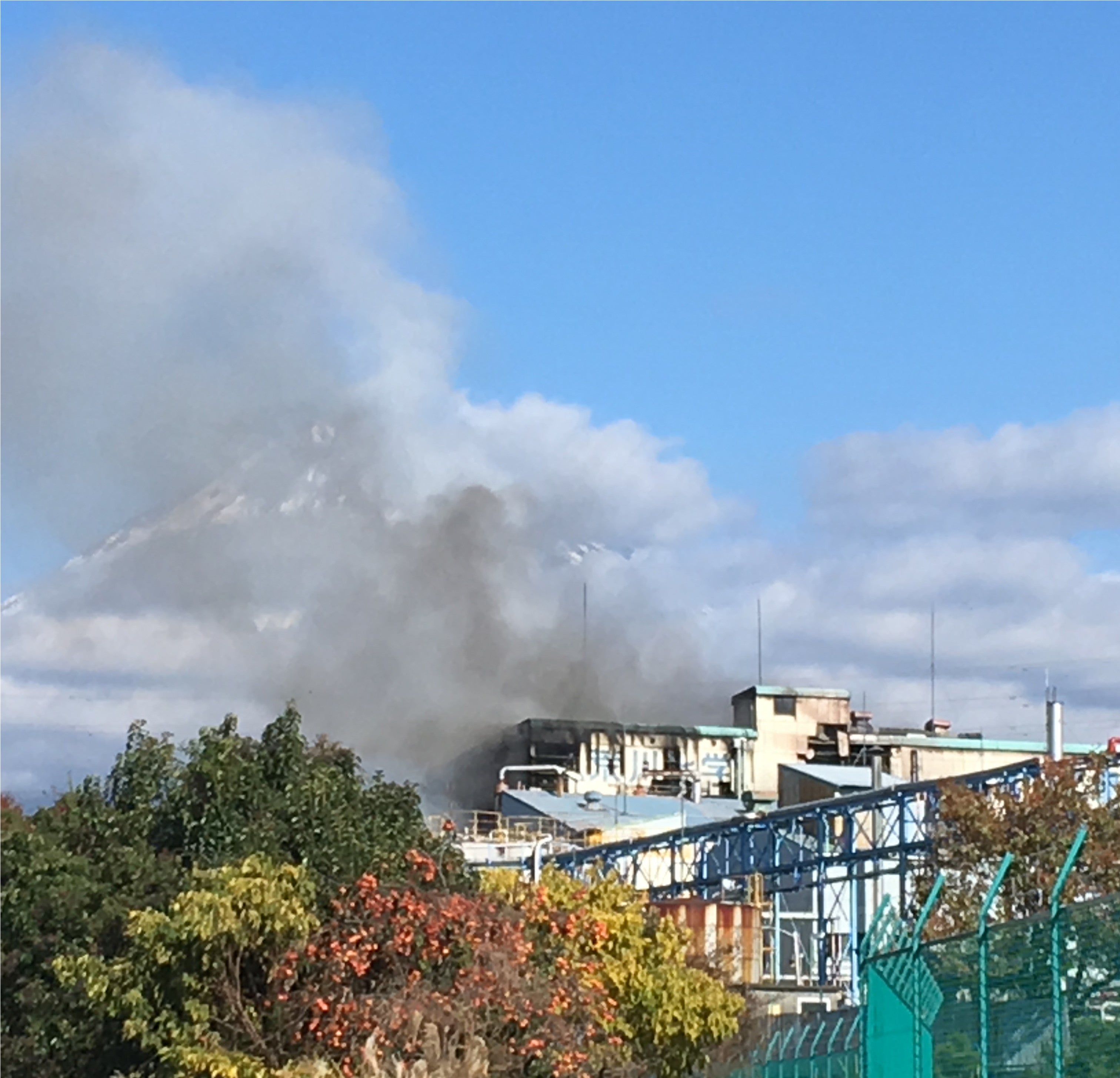 速報 動画 化学薬品や樹脂を製造する工場で爆発 少なくとも14人重軽傷