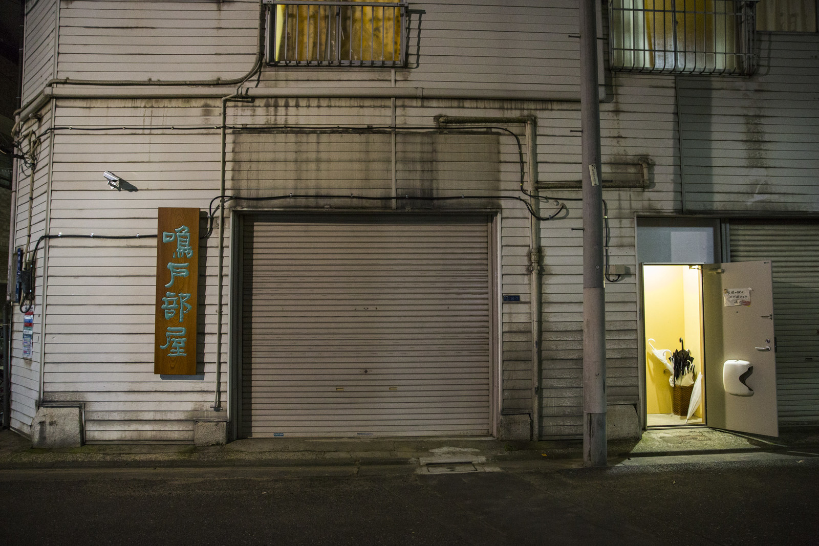 住宅街に突然あらわれる「鳴戸部屋」。元は工場だったそう