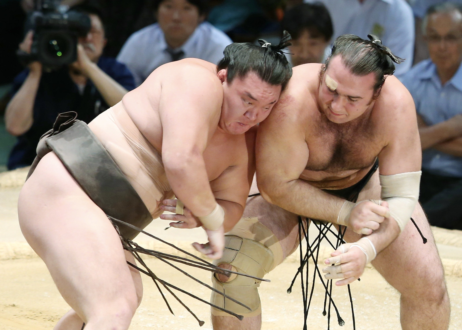 2013年7月、名古屋場所。白鵬に攻められる琴欧洲