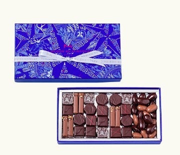 This year, Nicolas Cloiseau invites Alex & Marine, 2 artists of a pictorial world, to design the gift boxes of his "Starlit Night" Collection and explores the delicacies of Christmas with 5 new creations, including pure Brazilian ganache, kumquat/kalamansi duo, Mara des bois/orange blossom, chocolate almond paste, and creamy mendiant praliné. Gift Box is filled with 24 ganaches and pralinés and 16 dark and milk almonds.