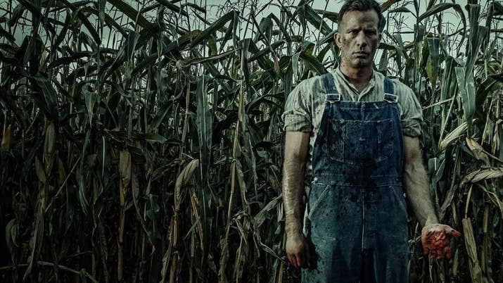 Ambientada en el año 1922, esta película, adaptada de una novela de Stephen King, cuenta la historia de un granjero que organiza el asesinato de su esposa y recluta a su hijo como cómplice. Lo que ocurre después no te lo podemos contar, pero te aseguramos que es lo suficientemente macabro como para asustarte. Rotten Tomatoes: 88%