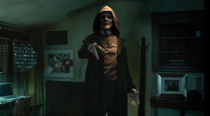 Su título original en inglés es The Bye Bye Man (El hombre adiós adiós), quien resulta ser el asesino/ente sobrenatural de la película. La idea es que si pronuncias o piensas en su nombre, hará acto de aparición. Tenemos que advertirte que el filme recibió numerosas críticas negativas, y está muy lejos de ser la mejor cinta de terror del año, sin embargo, algo que llama la atención es que está inspirada en una leyenda que muchos afirman que ocurrió en la vida real y que trata sobre un joven albino quien fue víctima de bullying en los años 30 y que luego se convirtió en un asesino en serie.Rotten Tomatoes: 23%