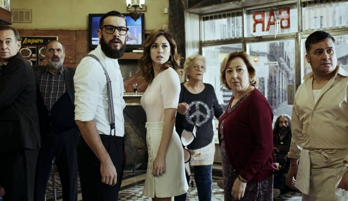 ¿Qué pasa cuando ocho personas están encerradas en un bar madrileño ante la amenaza de un presunto francotirador a las afueras del lugar? Pues tendrás que averiguarlo en esta comedia negra, llena de misterios y drama con sabor español.Rotten Tomatoes: Puntuación no disponible.
