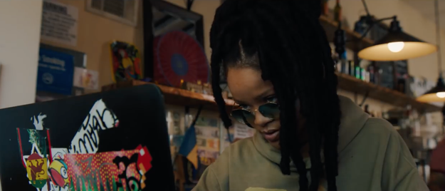 Rihanna has a lewk.