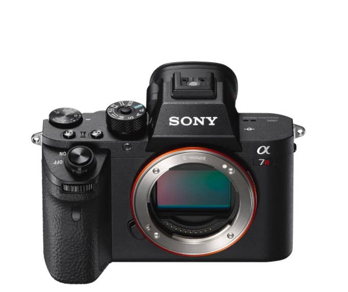 Esta nueva cámara de Sony cuenta con un sensor único en el mundo que además de tomar imágenes increíbles te permitirá grabar horas completas de video.